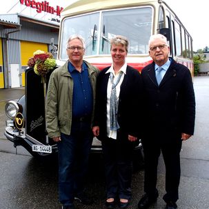 Klaus Zimmermann, pensionierter Postauto-Chauffeur mit Manfred Gautschi, Senior-Chef Voegtlin-Meyer AG vor dem Oldtimer-Bus «Berni»