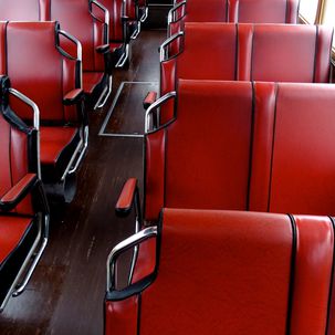 Rotes Leder im Innenraum des Oldtimer-Bus «Berni»